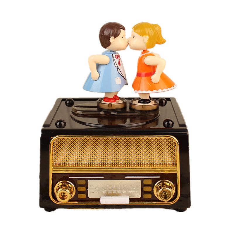 Couple Kiss Music Box Birthday Gift Party Supplies Music Box Diy Radio Shape Antique Carved Musical Box Home Decor