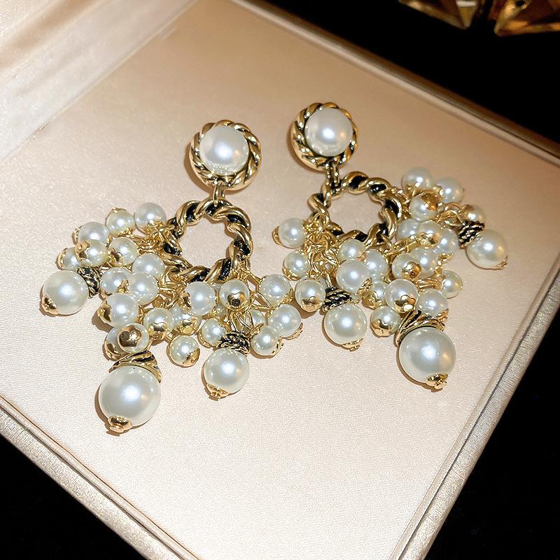 Boucles d'oreilles puces élégantes en argent avec fleurs de perles et pampilles - Mode française haut de gamme polyvalente