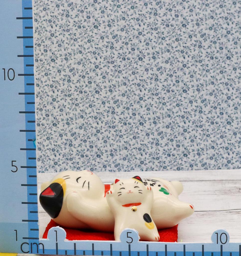 Yakushi Kiln Maneki-neko (parent and Child) Manpuku (with Good Luck Sticker)