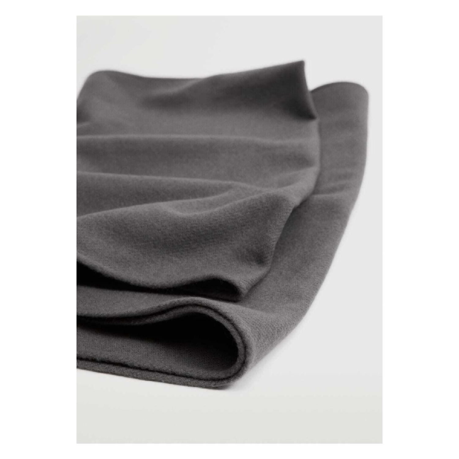 

Мужская базовая шаль темно-сиреневого цвета с кисточками