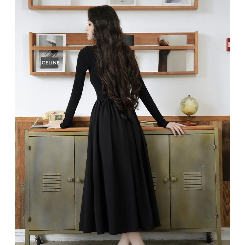 Winter new retro Hepburn style off-the-shoulder knitted long-sleeved dress, women's design sense, niche temperament, long dress inside