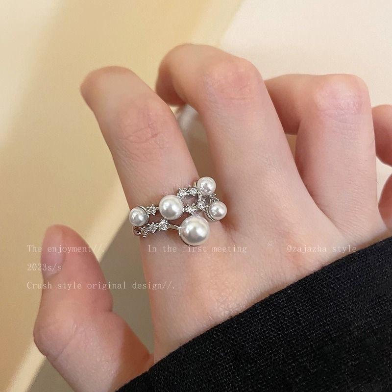 Open-ring Women's Premium Luxury Style Finger Ring with A Small and Unique Design, Featuring A Fashionable and Individualistic Look.