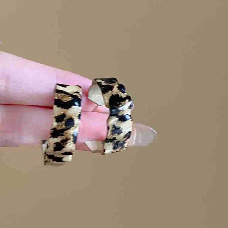 Retro style silver needle leather leopard print geometric circle earrings European and American earrings fashion niche design earrings