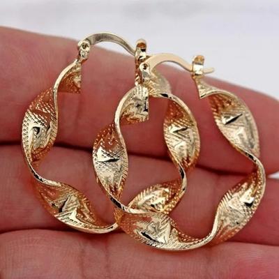1 Pair Crooked Sculpture Hollow Big Hoop Earrings Womens Accessory Wedding Decoration Earrings