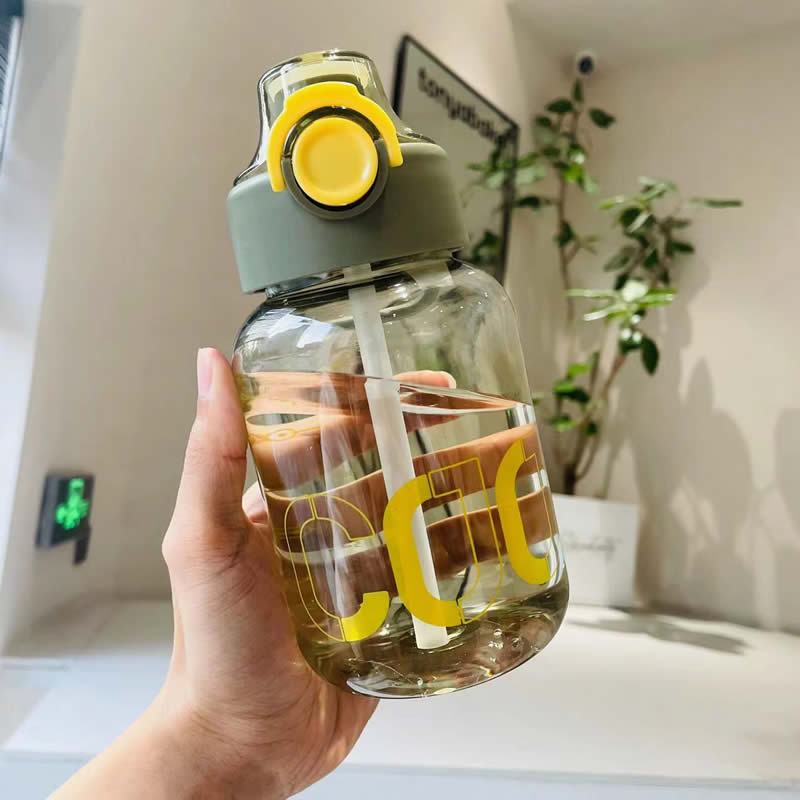 700ml/23.67oz Hot and Cold Resistant Large Capacity Plastic Portable Sports Water Bottle With Straw and Capacity Scale