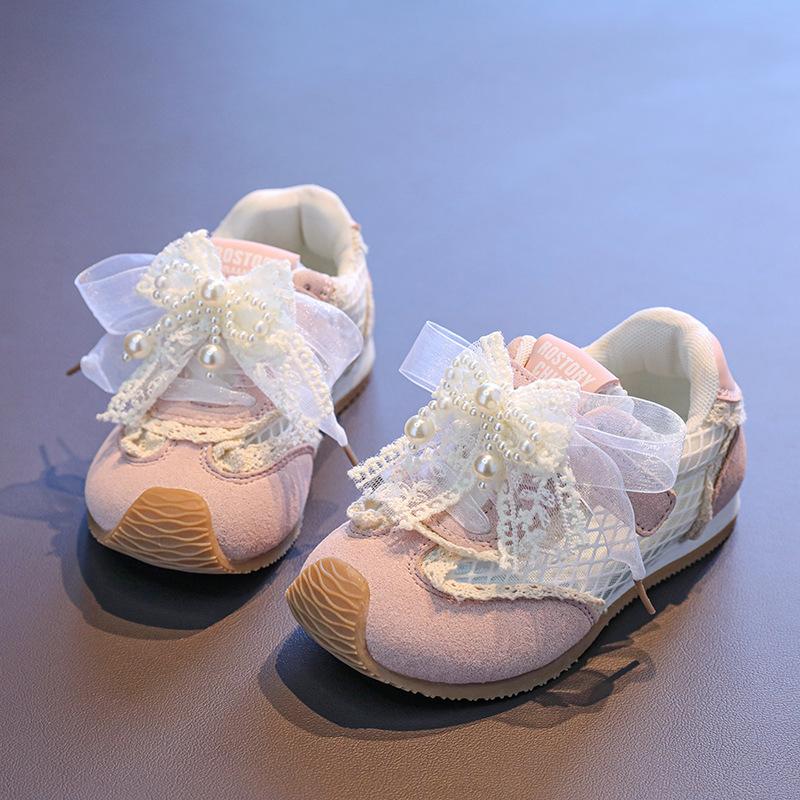 

Детские кроссовки сетчатые дышащие для девочек повседневные сетчатые на шнуровке с бантами 2025 новые детские спортивные туфли с бусинами милые с закрытым носком 26 розовый