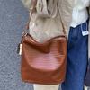 Niche Fashionable High-value Woven Bucket Messenger Bag Women's New Trendy Large-capacity Commuter Shoulder Bag