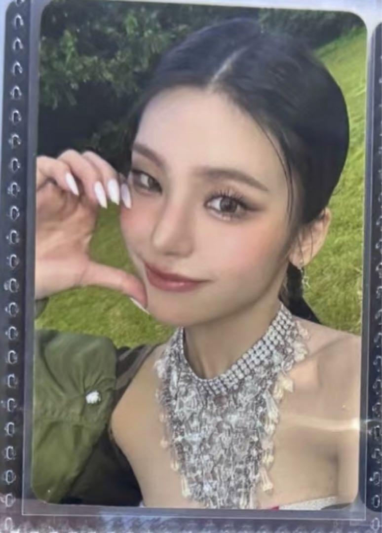 

[USED] itzy GOLD Starriver Chinese ver.C Bonus Trading Card Yeji