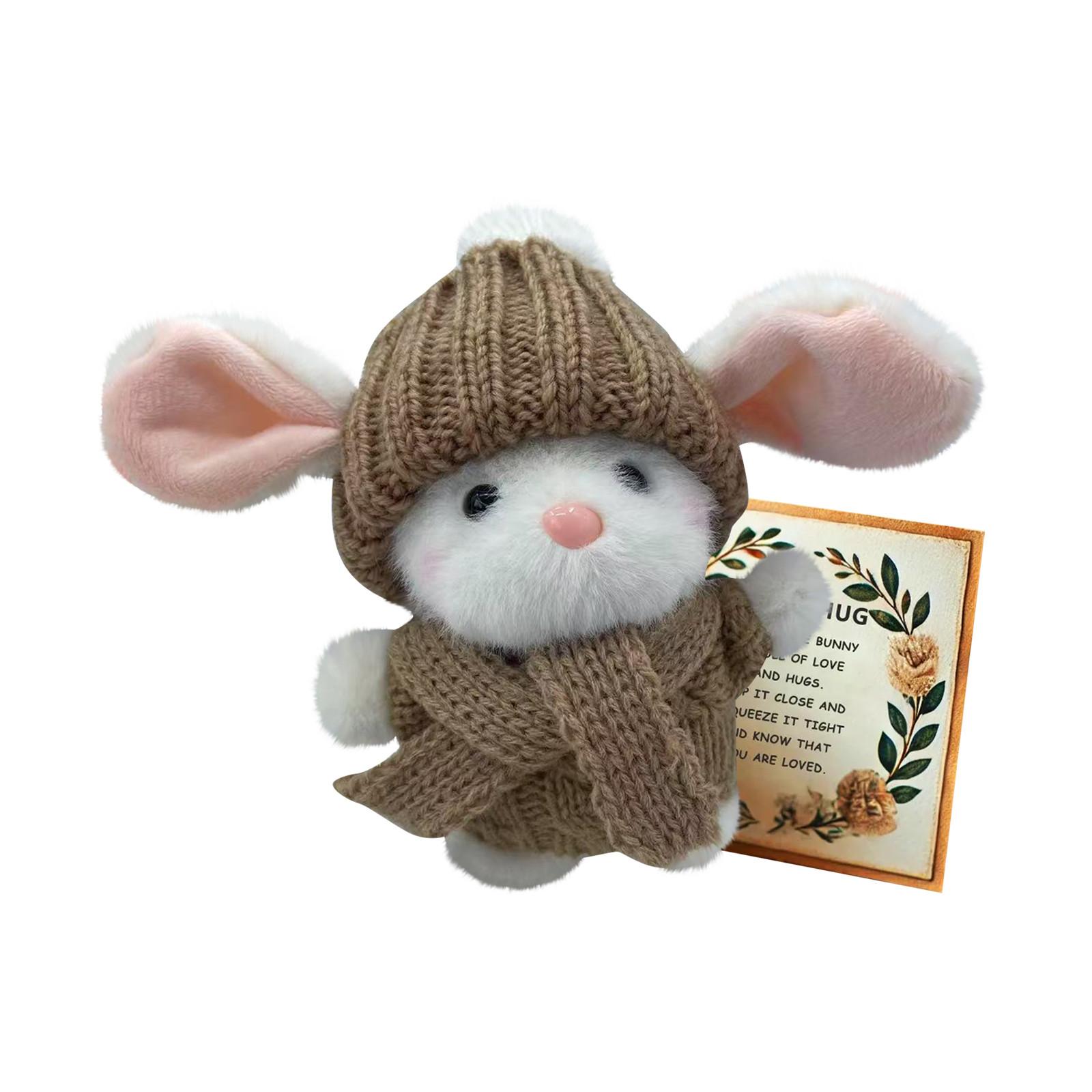 

Маленький кролик обнимает милый пасхальный подарок, пасхальный плюшевый кролик с вязаной шапкой и мячом, мягкий карманный кролик с подарочной коробкой и открыткой One Size хаки