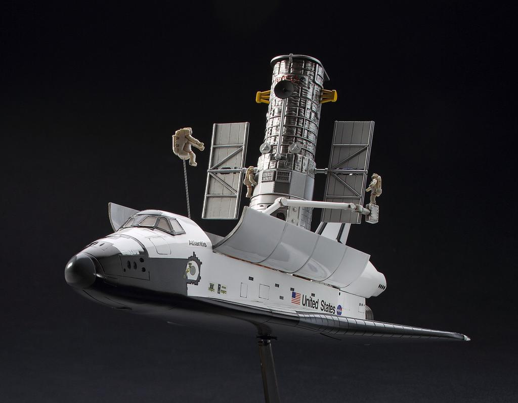 Hasegawa Hubble Space Telescope Space Shuttle Orbiter Astronaut Plastic Model Kit 10821 1/200 & w/