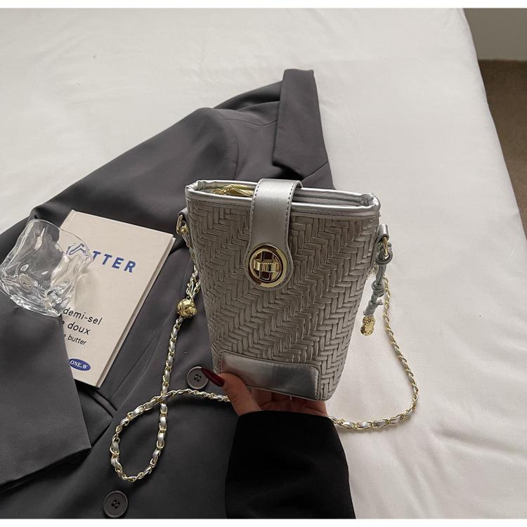 

Summer bucket bag women s 2025 new super fire woven bag premium texture versatile chain shoulder messenger bag