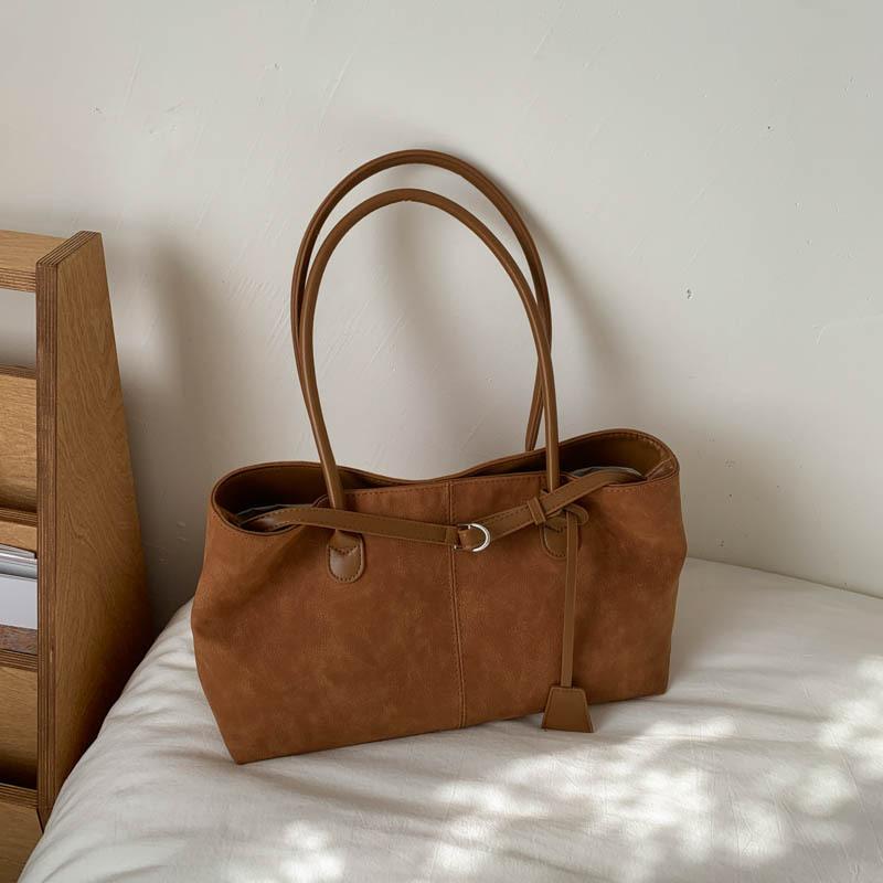 

Retro high-end underarm bag women s 2025 new winter tote bag large-capacity simple commuter shoulder bag коричневый