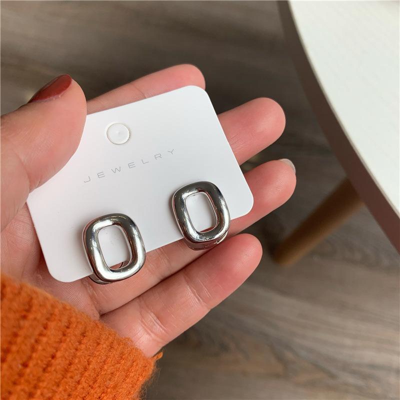 

Нові прості металеві сережки для жіночих модних геометричних порожнистих двосторонніх квадратних затискачів