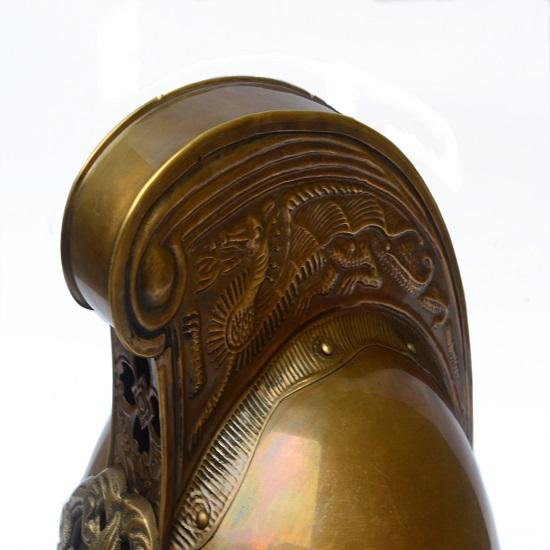 Mittelalterlicher Feuerwehrhelm, britischer Feuerwehrmann-Messinghelm mit Abzeichen, dekorativer Helm