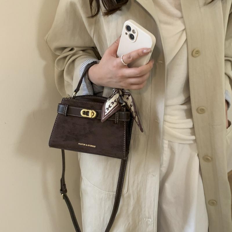Go out handbag women's 2025 new high-end retro suede shoulder bag commuter messenger small square bag