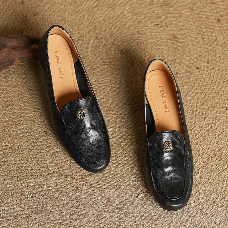 Krazing Pot Sheepskin Fashion Summer Spring Autumn Summer Slip on Women Round Toe Med Heels Metal Flowers Pleated Style Loafers