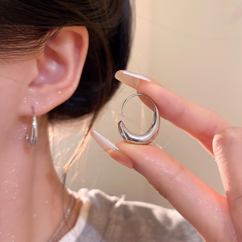 Retro Hong Kong style golden water drop C-shaped earrings women's simple cold wind stud earrings ears