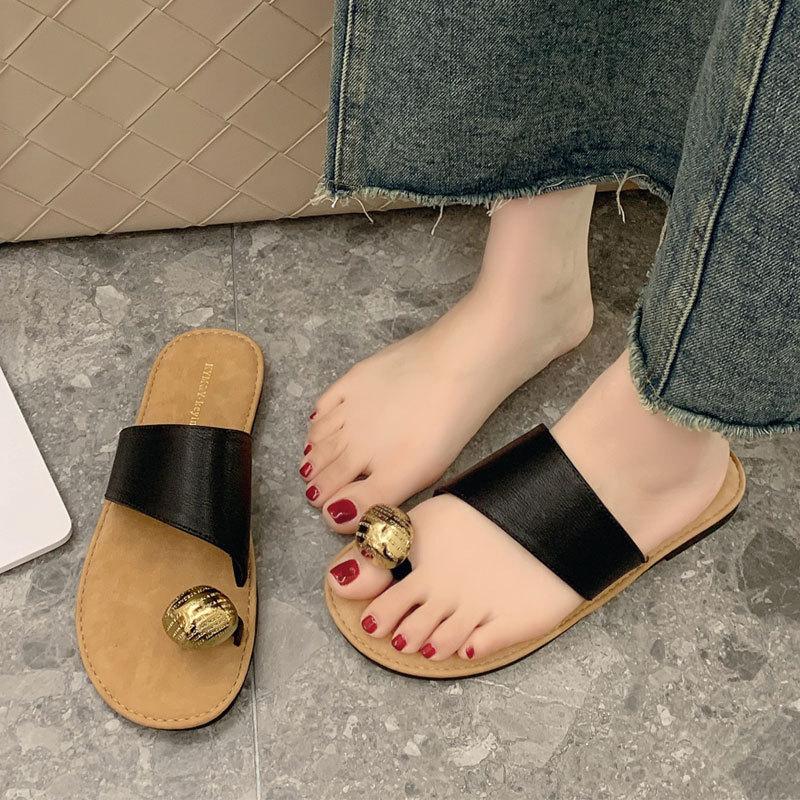 Flat bottom comfortable one word with cool slippers women's summer wear 2025 new Korean fashion metal buckle cover toe slippers