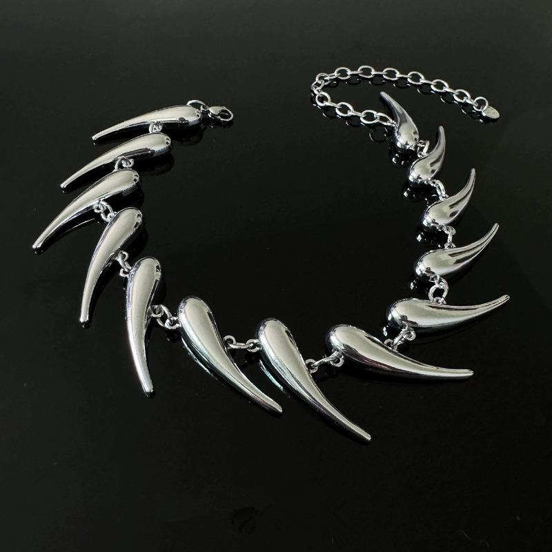 

Thorn Geometric Silver Barbed Irregular Metal Necklace - A Unique, High-end, Small-sized Accessory with A Sense of Exclusivity.