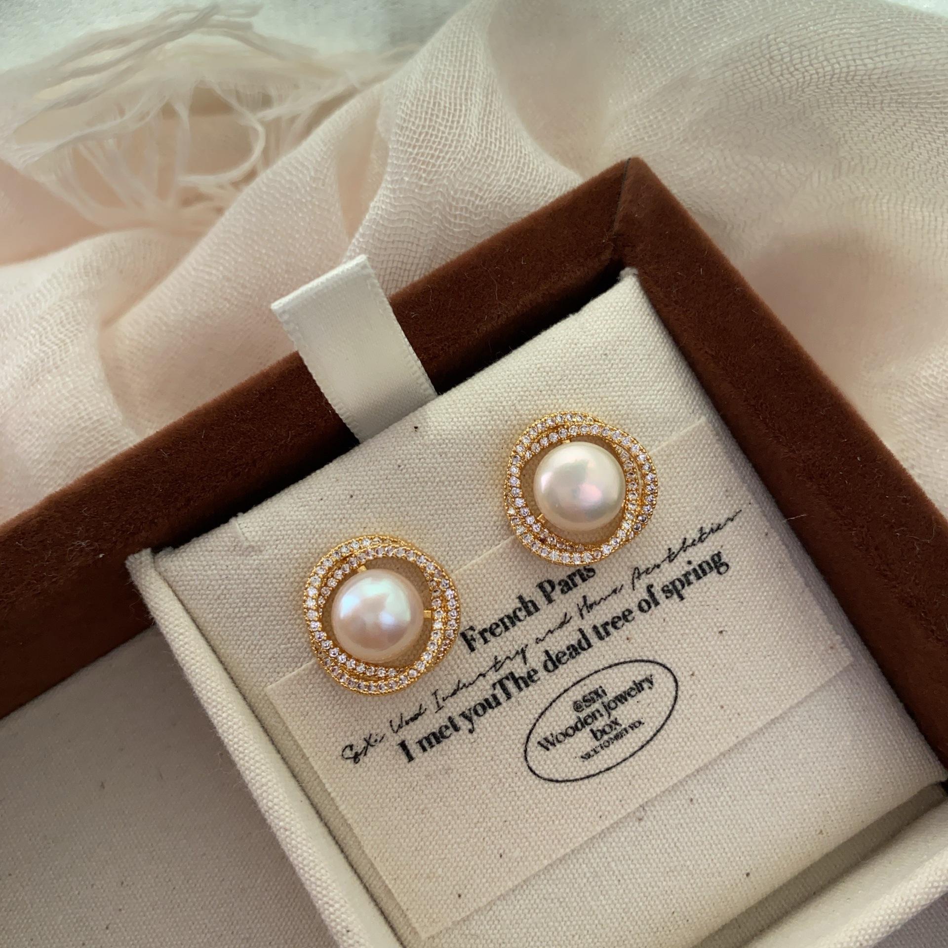 Элегантные и изысканные серьги-гвоздики с жемчугом Женские универсальные нишевые серьги с характером Простая атмосфера Серьги в стиле знаменитостей