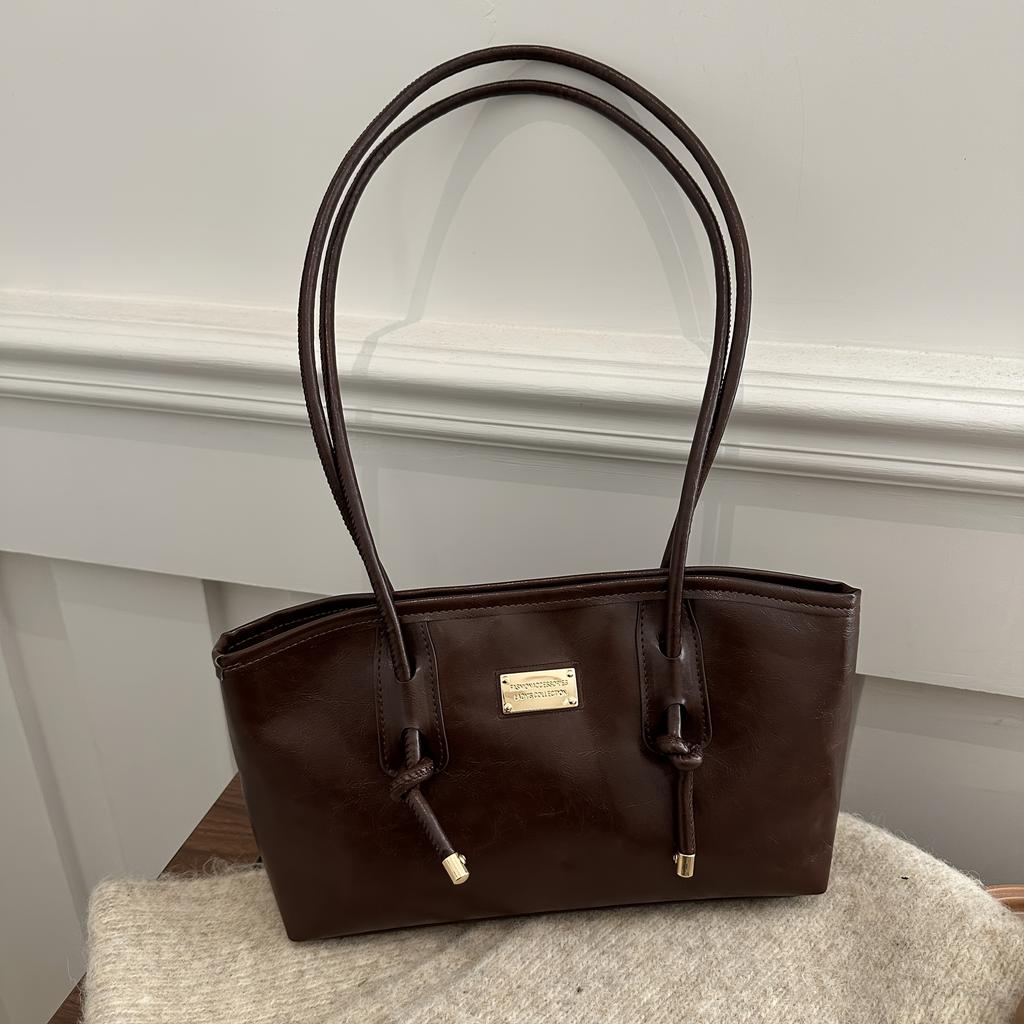 A Women'S Shoulder Bag That Can Be Carried Under The Arm, Featuring a Stylish, Vintage, Casual, And Versatile Design That Is Simple