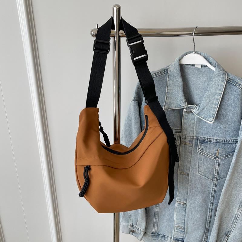 

Casual large-capacity underarm bag women s 2025 new simple solid color canvas bag large-capacity travel messenger bag коричневый