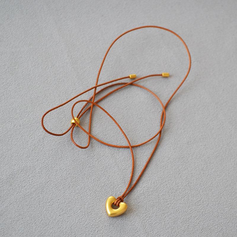 

European and American niche retro Maillard style brown leather rope love pendant casual stacking pull adjustable necklace