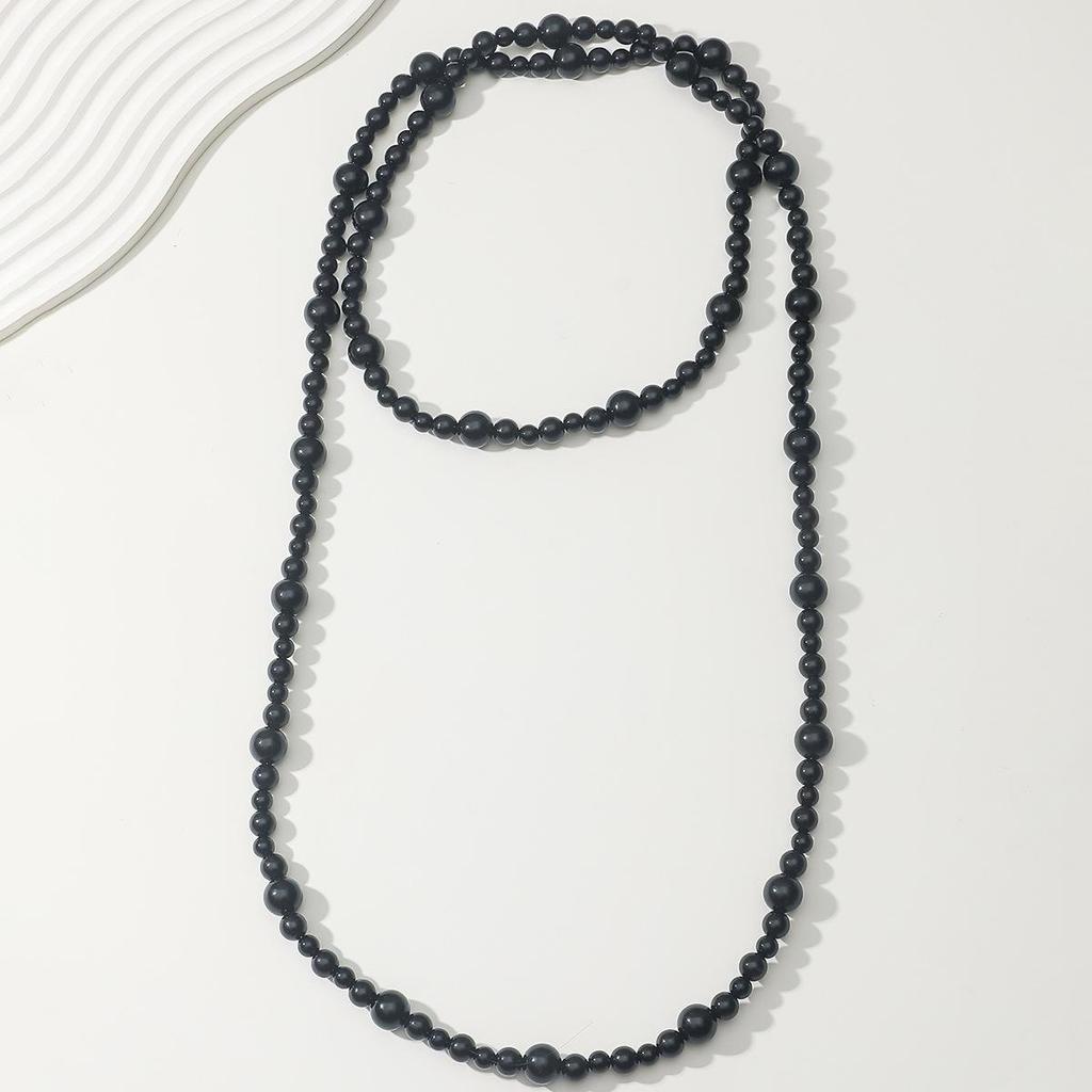 Elegant Retro Pearl Necklace: Women's High-End Light Luxury Sweater Chain.