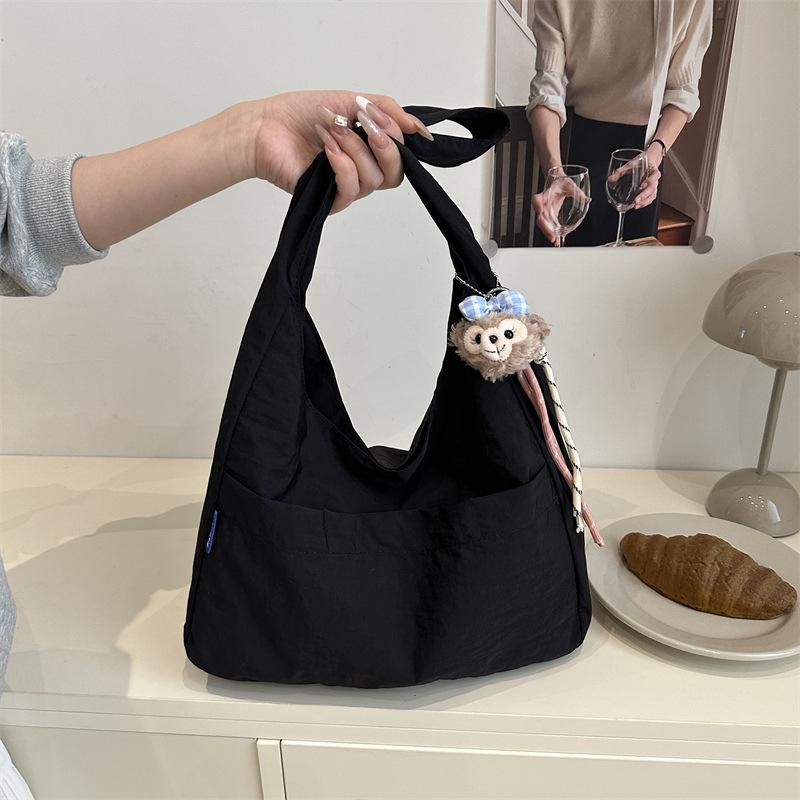 

Light and large-capacity casual autumn tote bag women s autumn and winter new versatile fashion personalized commuter shoulder bag No pendant чёрный