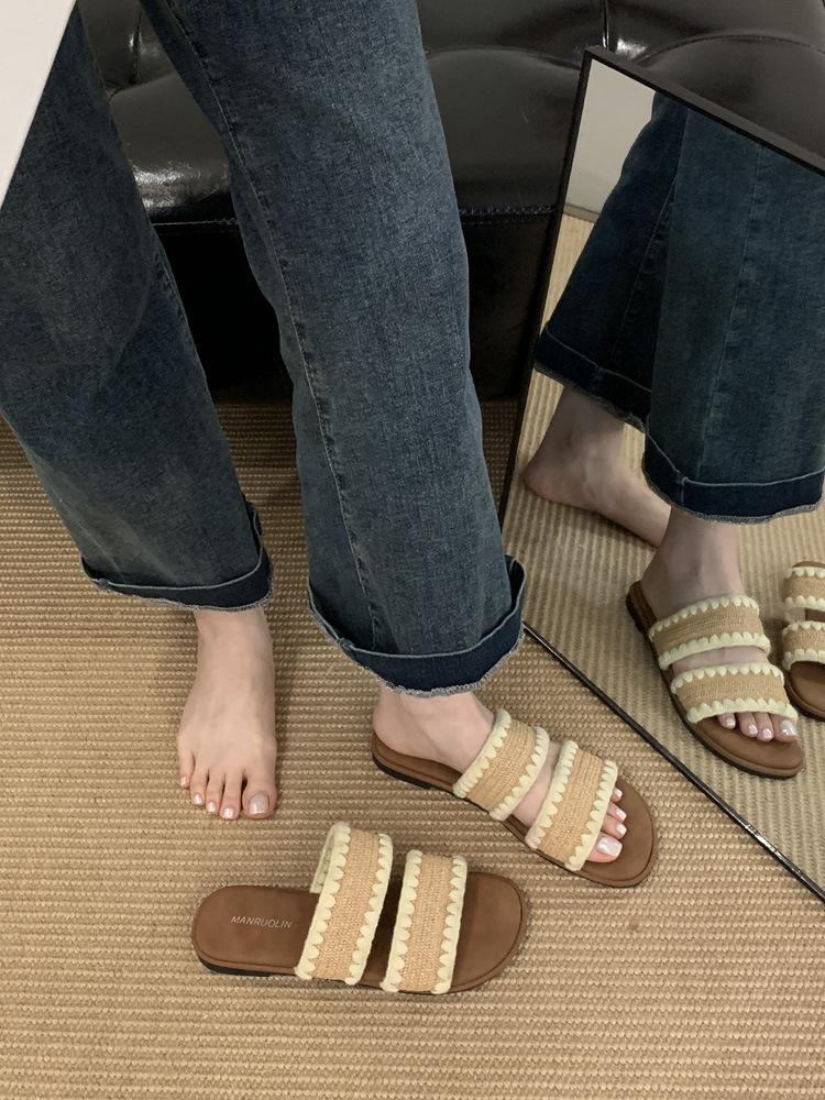 

Xiaoxiangfeng crossed with flat-bottomed cool slippers for women s outerwear 2025 new retro versatile skirt beach slippers 40
