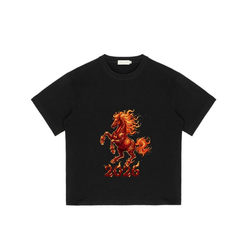 Svart T-shirt med flammande häst och 2026-tryck för vardagsbruk