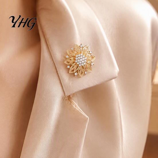 Flower Brooch Pin Hollow Rhinestone Brooch, Alloy Floral Decorative Lapel Pin, Shirt Collar Pins Vintage Clothing Jewelry for Wedding Party Prom Retro