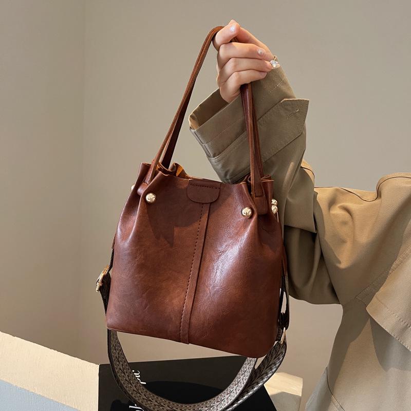 Versatile Korean High-End Bucket Bag: Spring & Autumn 2025 Wide Strap Crossbody Handbag for Women