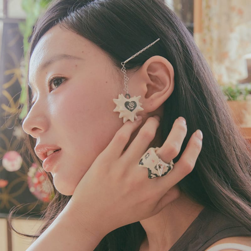 

Fakiii Fakiii x SUGASCOOP Heart Spark Drop Hair-pin Free