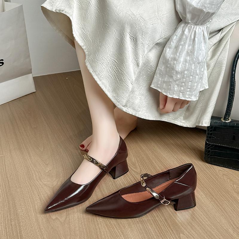 

French pointed temperament Mary Jane single shoes women s 2025 autumn new shoes thick heel medium heel with skirt small leather shoes 35 коричневий