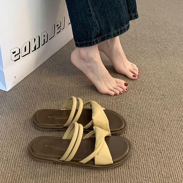 One-word slippers for women's summer wear 2025 new high-end two-wear French small sandals for pregnant women, beach flat sandals