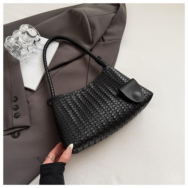 

Корейская версия нишевая сумка под мышкой 2025 новая сумочка ретро плетеный узор сумка на плечо повседневная универсальная сумка для матери и ребенка женская чёрный