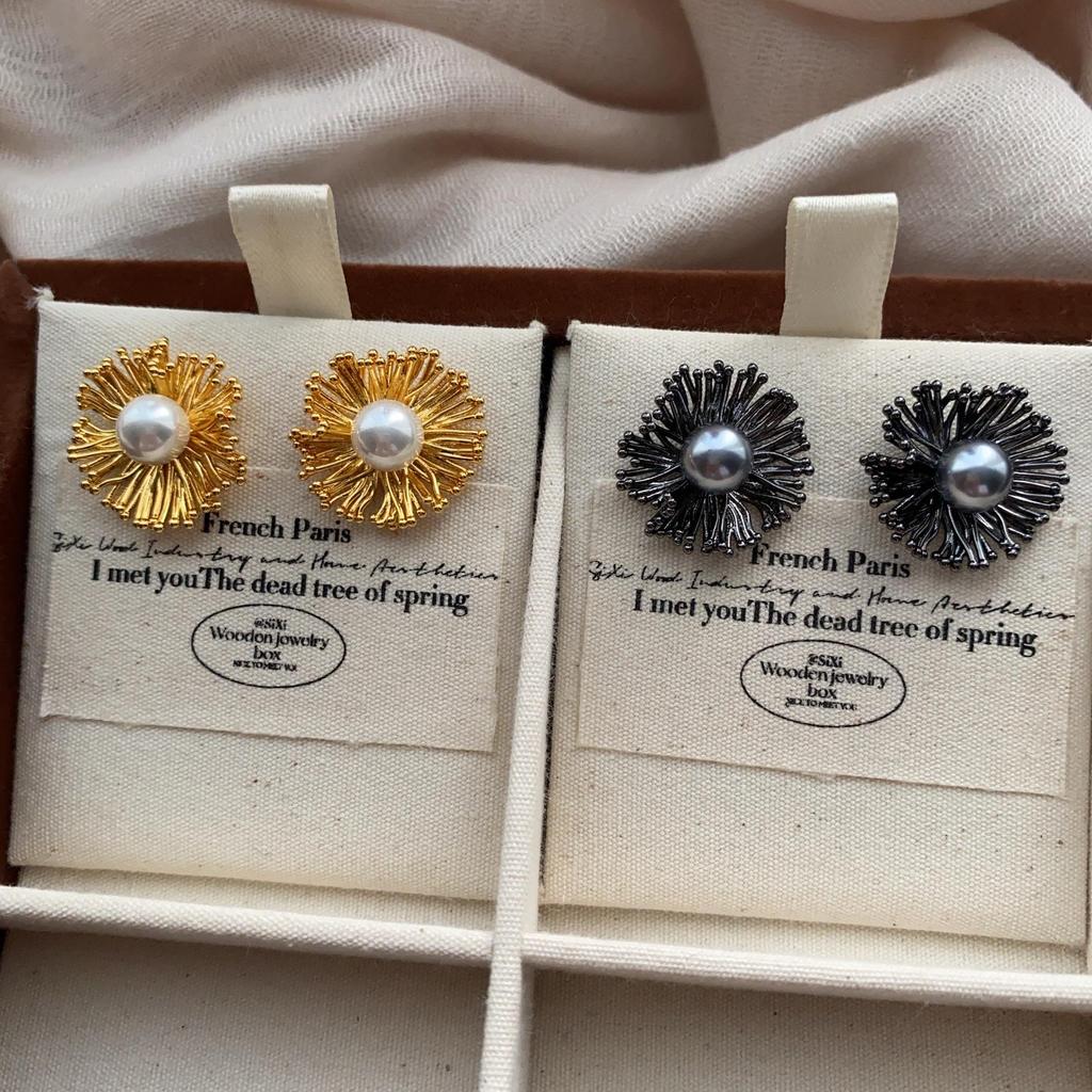Three-Dimensional Gold Flower Stud Earrings, Niche Atmosphere, Light Luxury, Simple Earrings, Cold Advanced Exquisite Retro