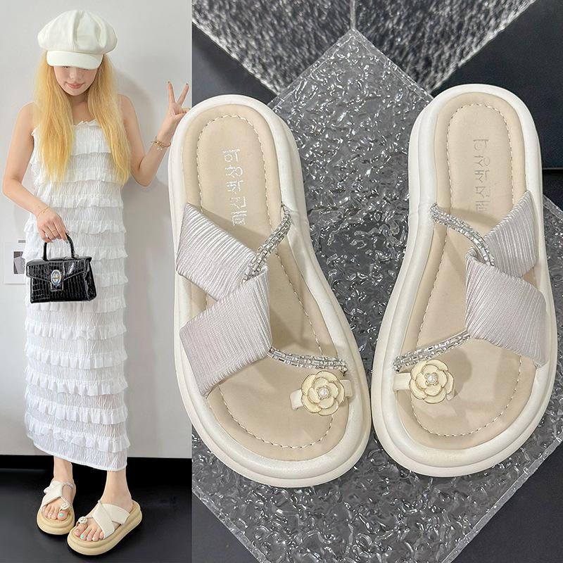 High-End Französische Plateau-Slipper Damen 2025 Sommer Neu Außen Tragen Nische Metallblume Zehensteg Mode Slipper