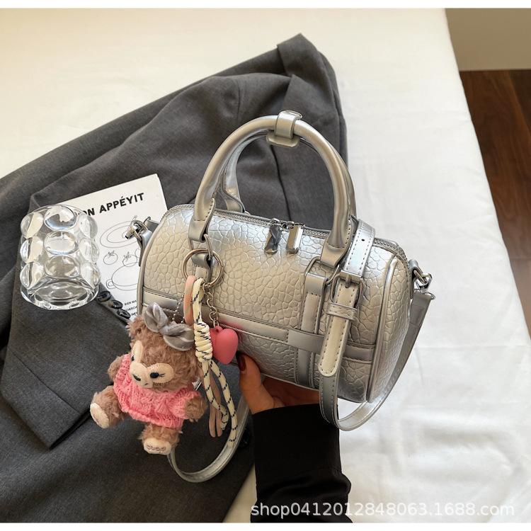 Korean version of simple pillow bag summer hand bag women's 2025 new fashion design texture shoulder messenger bag