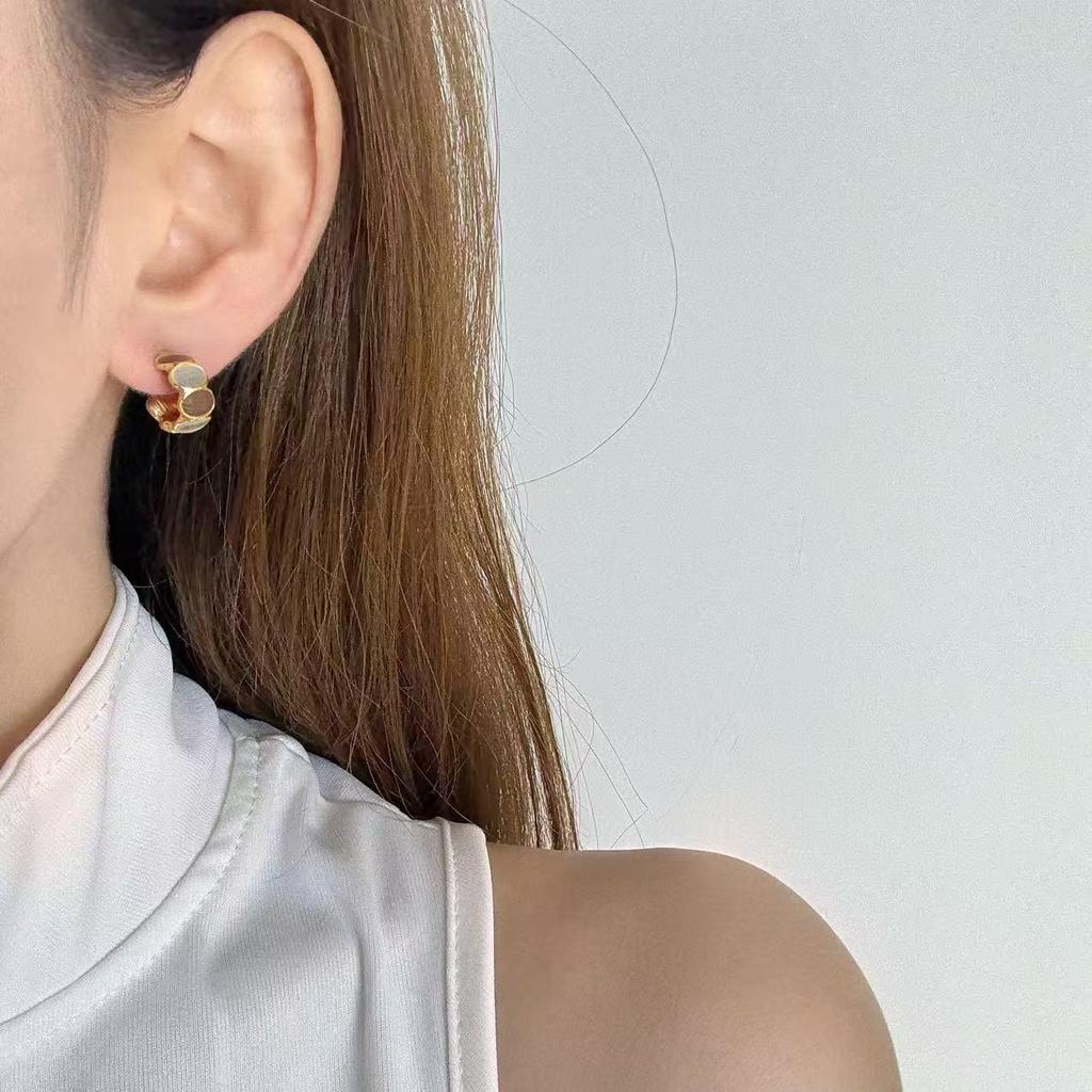 French Retro Myer Brown C-shaped Stud Earrings - Versatile, Simple, High-end Niche Design for Women.