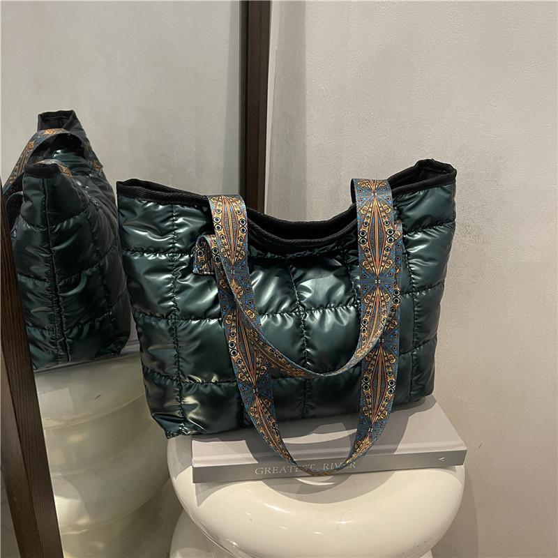 

Простая и модная сумка-тоут большой вместимости для поездок на работу, женская сумка, новый тренд 2025 года, повседневная портативная плечевая сумка зелёный