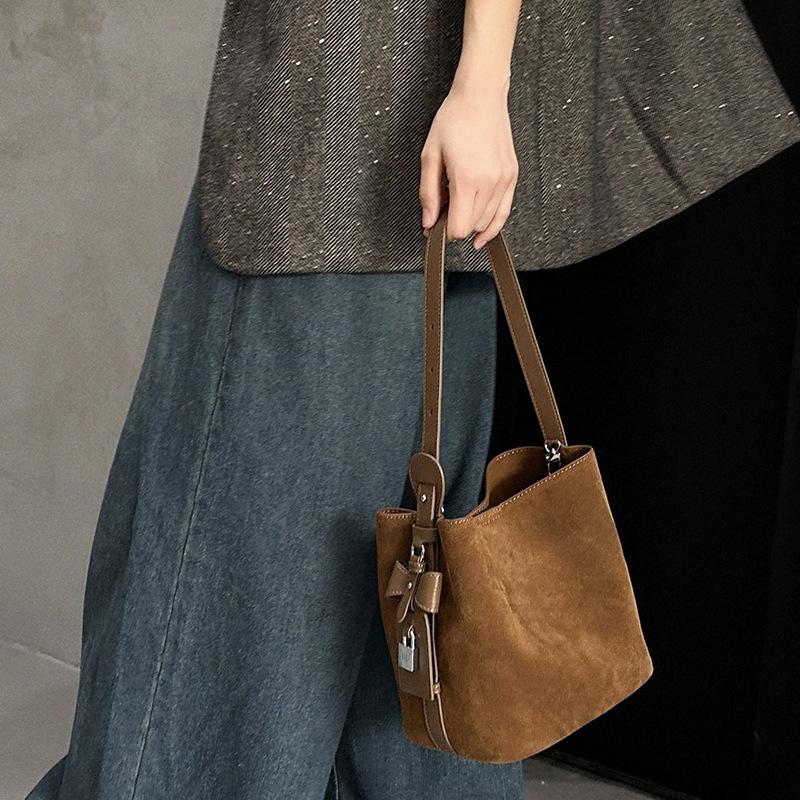 Vintage Wildleder Wildleder Premium Pendler Beuteltasche, mattes Rindsleder Große Kapazität Tragbare Schultertasche Damen Tasche