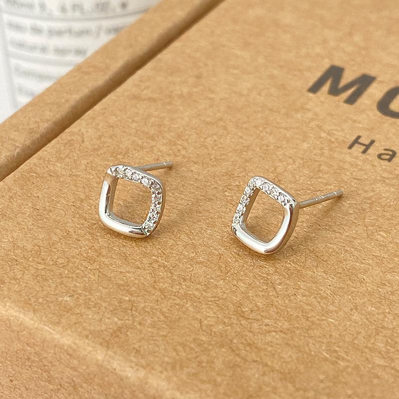 

Простые квадратные бриллиантовые серьги с геометрическими полыми серьгами, маленькие и элегантные, в стиле французского ретро