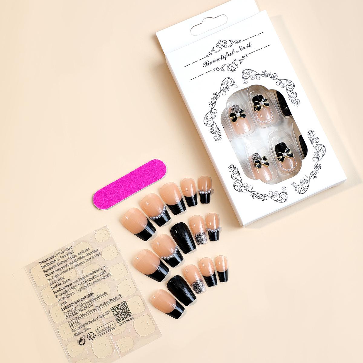 

Минималистичные черные ногти-лесенки с бантом - французский и американский стиль