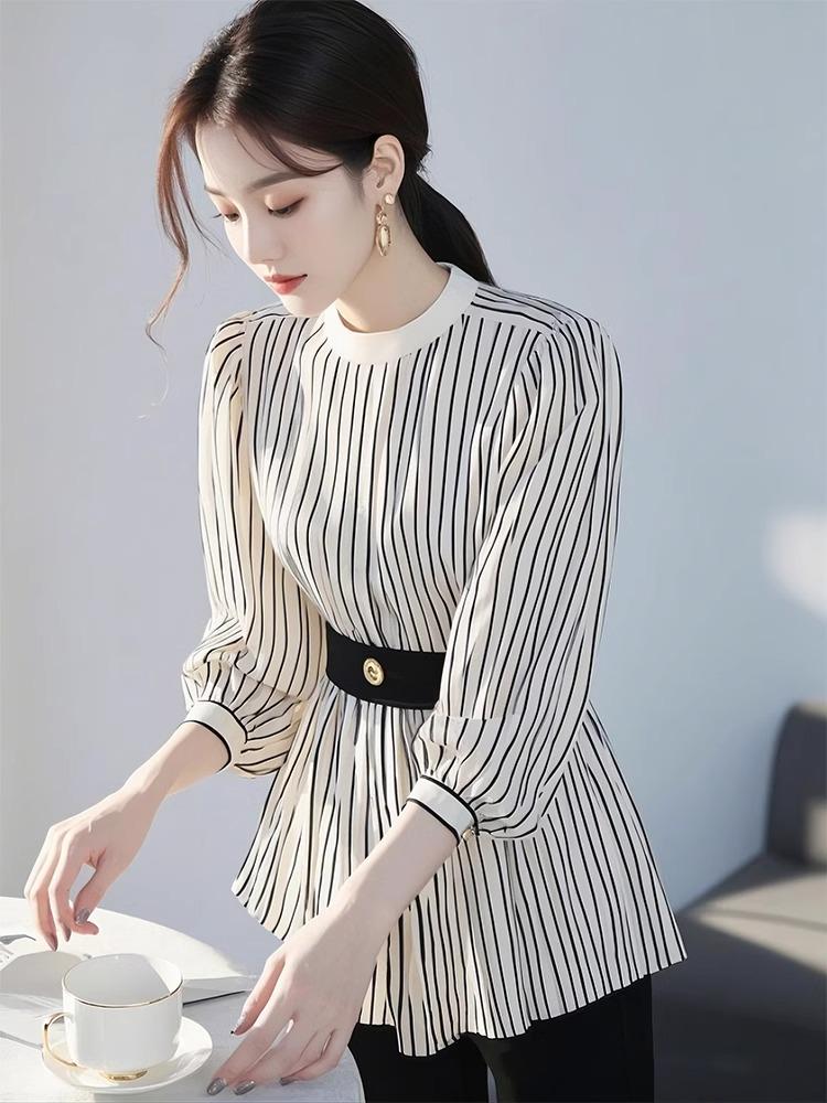 

Женская рубашка средней длины с французским дизайном весны 2025 года, черно-белая в полоску, подчеркивающая талию M