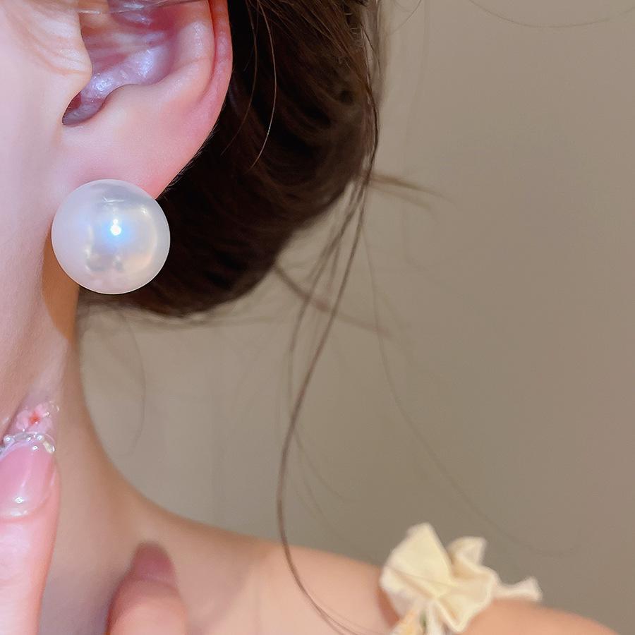 French Retro Pearl Necklace, Earrings, and Bracelet Set for Women - Elegant and Versatile