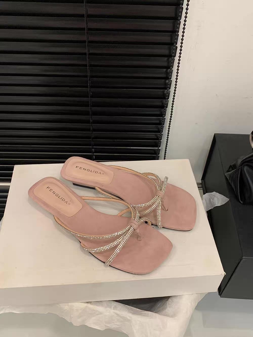 

Seaside beach 2025 new summer rhinestone soft bottom flat bottom clip toe herringbone French small cool slippers women s wear 35