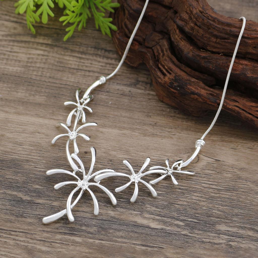 New smooth irregular small daisy flower necklace, women's high-end geometric line flower necklace