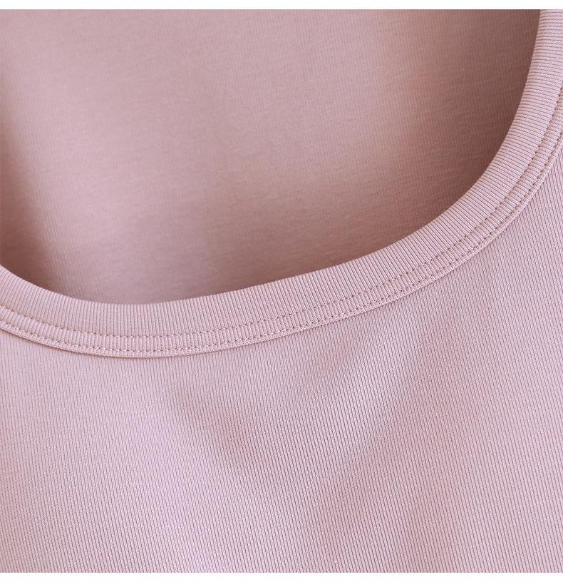 Dámské tričko s krátkým rukávem s vycpávkou na hrudi, nepravidelným lemem, čtvercovým výstřihem a spodním lemem pod prsy — Ideální na léto.